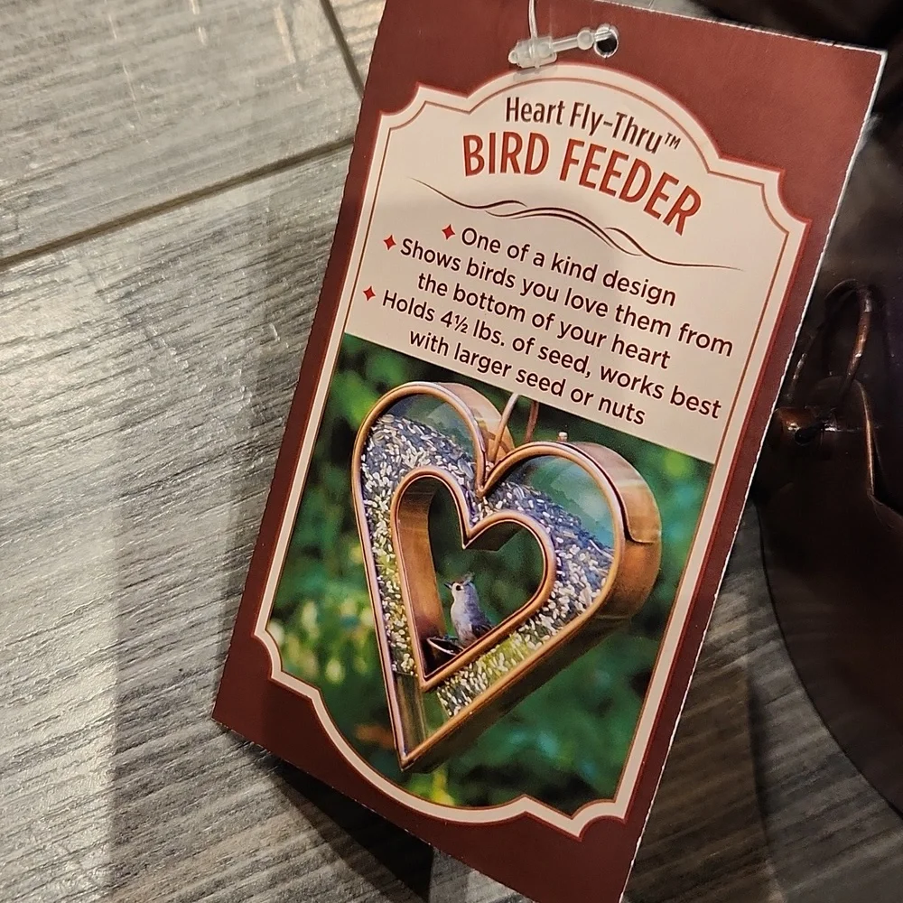 NWT Heart Fly-Thru Heart Shaped Bird Feeder holds 4 1/2 lbs. of seeds